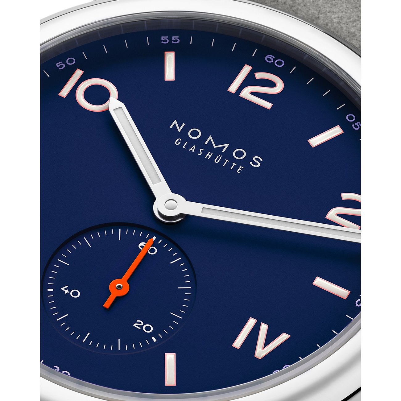 Nomos Glashütte Damenuhr mit Edelstahlgehäuse, blauem Zifferblatt und kleiner Sekunde.