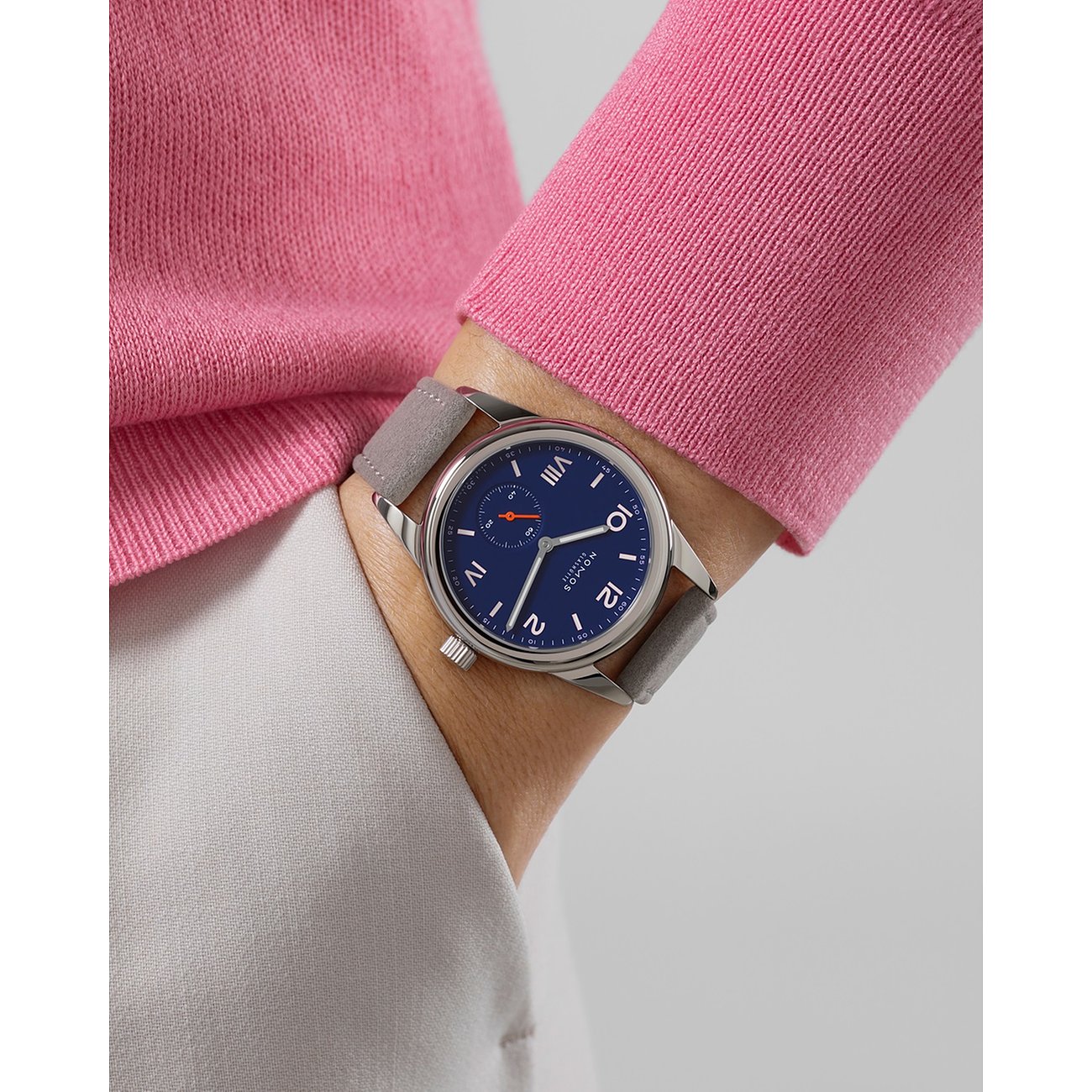 Nomos Glashütte Damenuhr mit Edelstahlgehäuse, blauem Zifferblatt und grauem Armband.