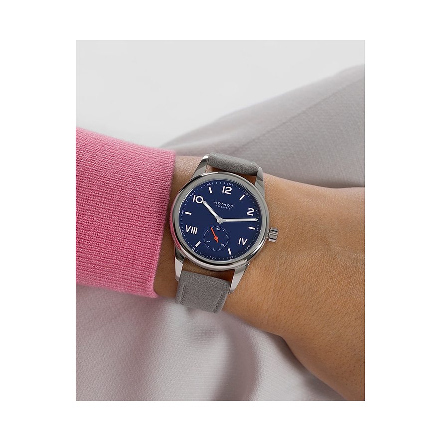 Nomos Glashütte Damenuhr mit Edelstahlgehäuse, blauem Zifferblatt und grauen Armband.