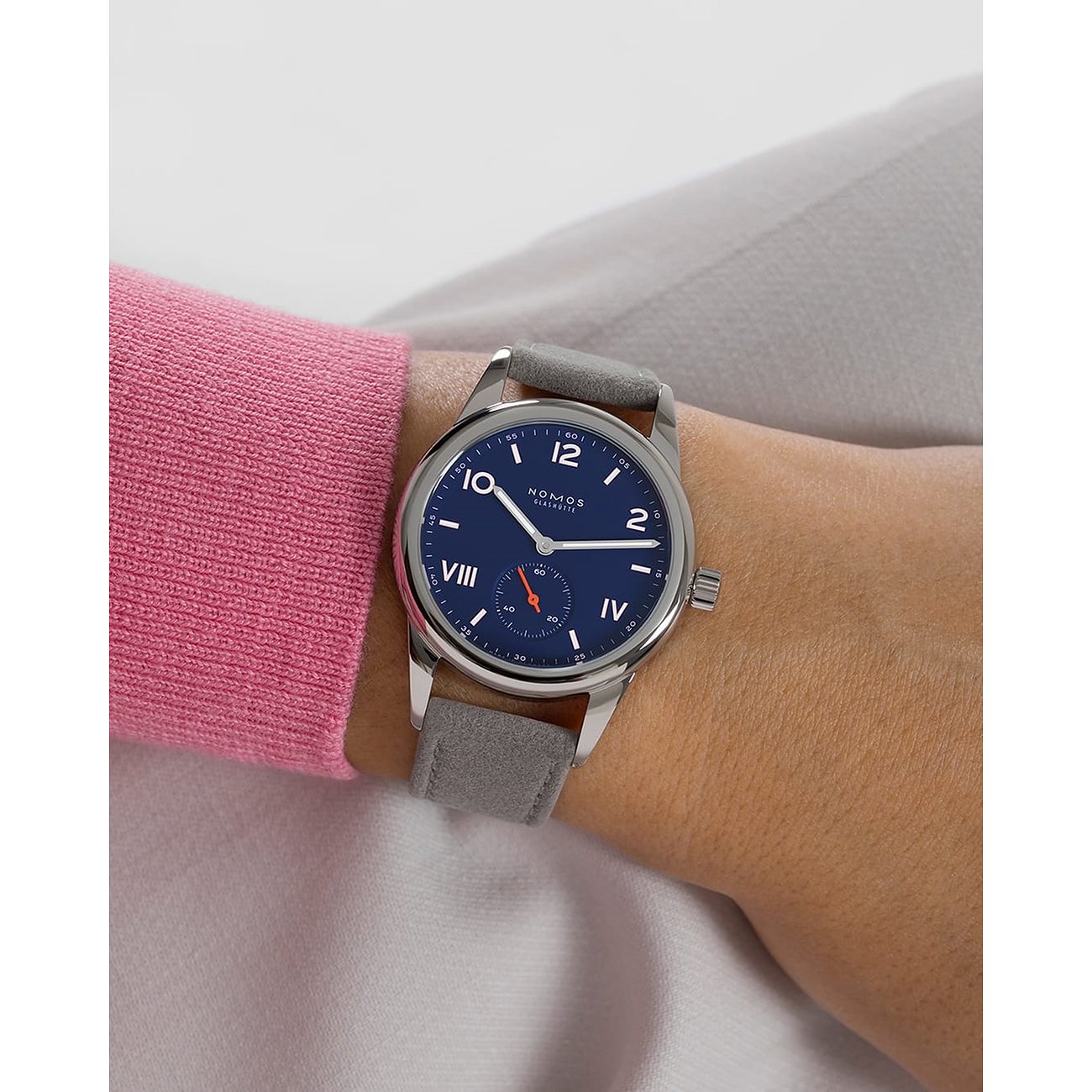 Nomos Glashütte Damenuhr mit Edelstahlgehäuse, blauem Zifferblatt und grauen Armband.