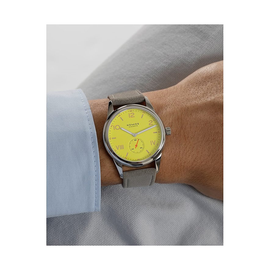 Nomos Glashütte Herrenuhr mit Edelstahlgehäuse, gelbes Zifferblatt und grauem Armband.