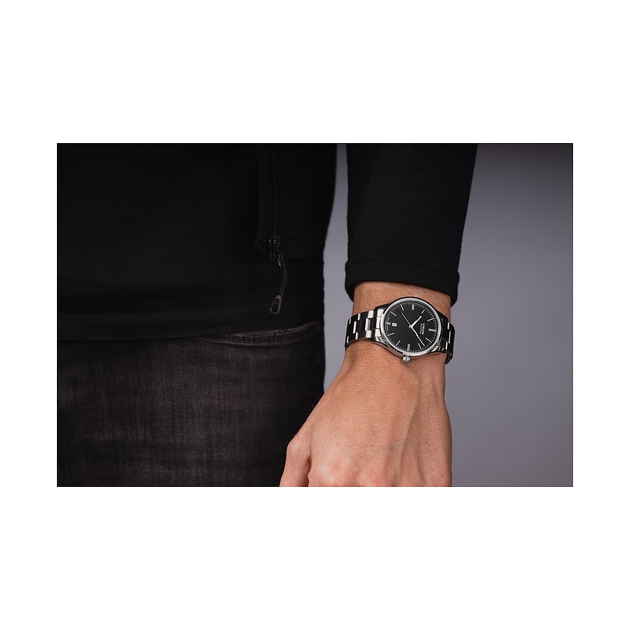 Union Glashütte Unisexuhr mit Edelstahlgehäuse, schwarzem Zifferblatt und silbernem Armband.