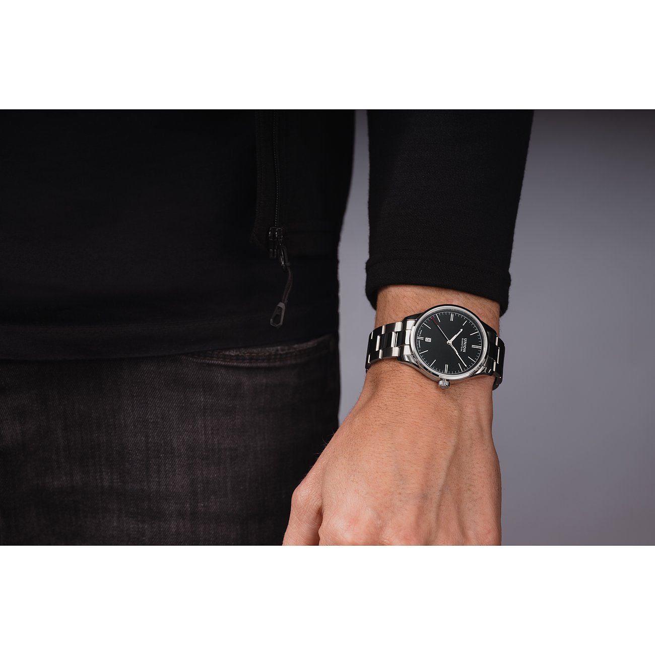 Union Glashütte Unisexuhr mit Edelstahlgehäuse, schwarzem Zifferblatt und silbernem Armband.