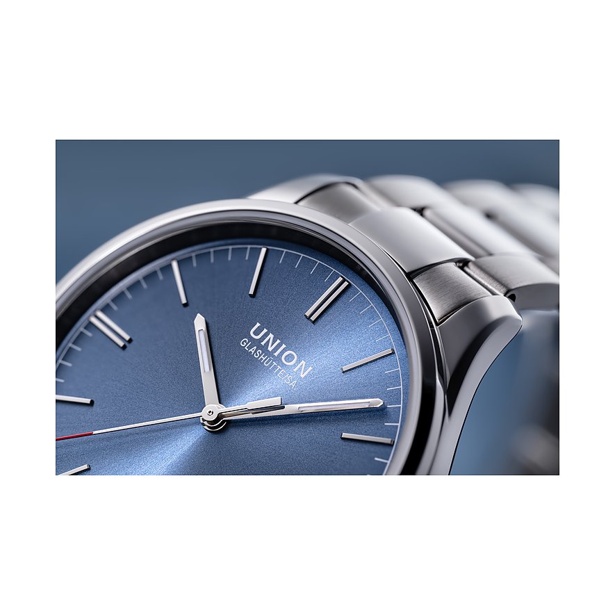 Union Glashütte Unisexuhr mit Edelstahlgehäuse, blauem Zifferblatt und Metallarmband.