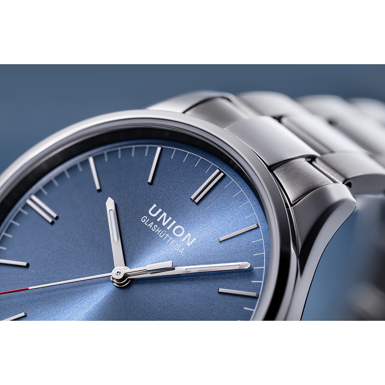 Union Glashütte Unisexuhr mit Edelstahlgehäuse, blauem Zifferblatt und Metallarmband.