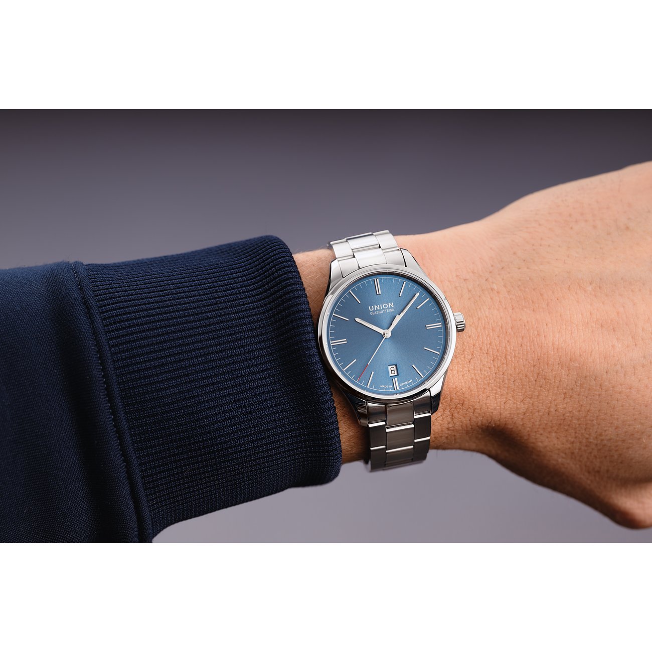 Union Glashütte Herrenuhr mit Edelstahlgehäuse und blauem Zifferblatt.