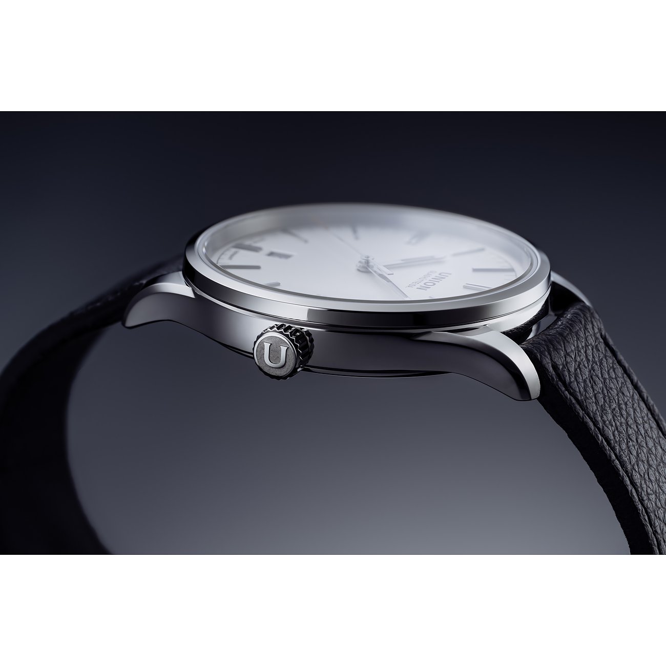 Union Glashütte Unisexuhr mit Edelstahlgehäuse und weißem Zifferblatt.