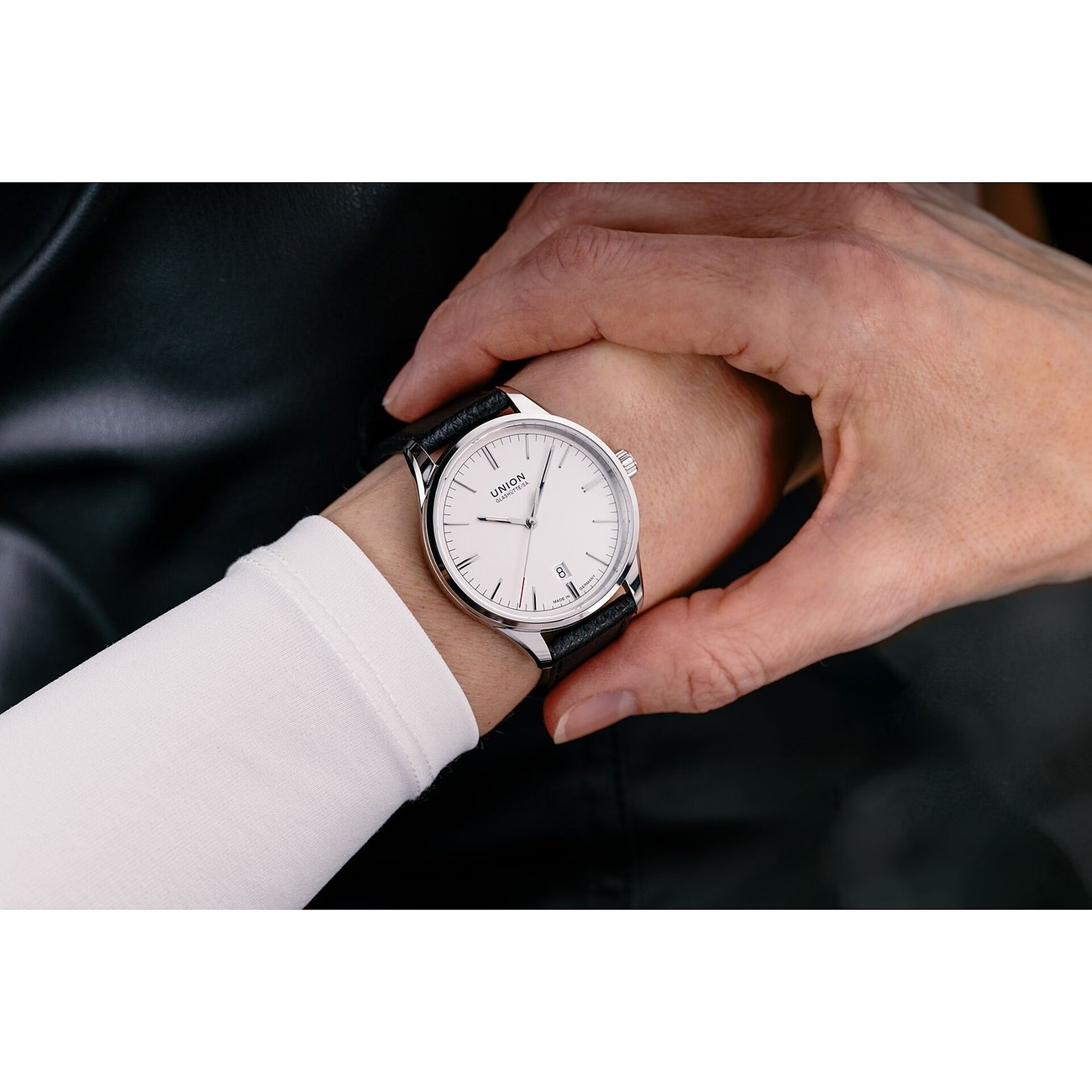 Union Glashütte Unisexuhr mit Edelstahlgehäuse und weißem Zifferblatt.
