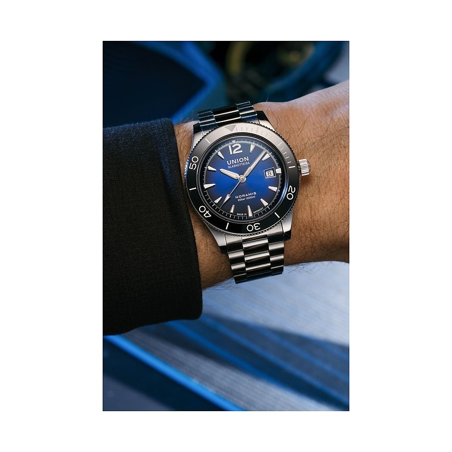 Union Glashütte Herrenuhr mit Edelstahlgehäuse, schwarzer Lünette und blauem Zifferblatt.