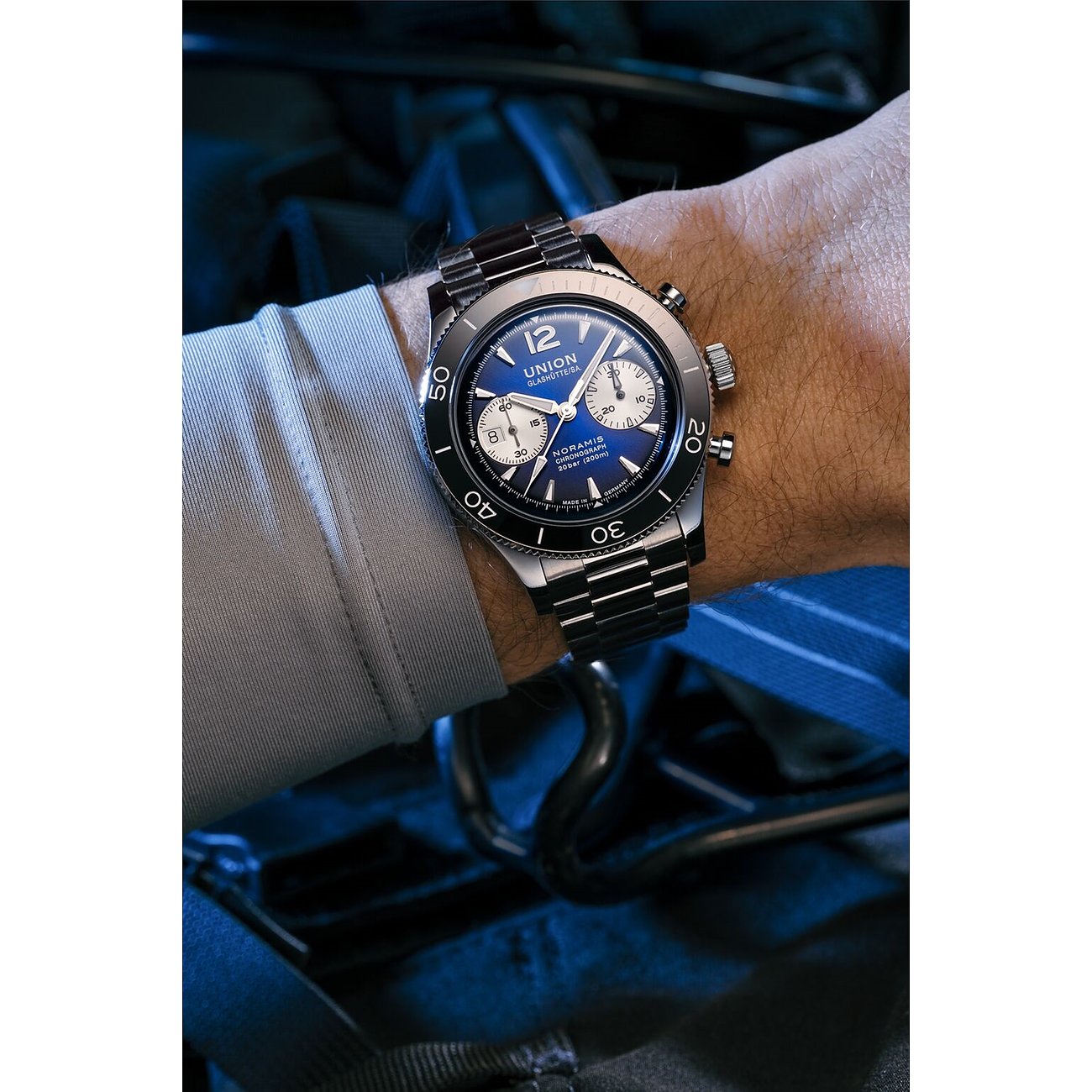 Union Glashütte Herrenuhr mit Edelstahlgehäuse, blauem Zifferblatt und Chronograph.