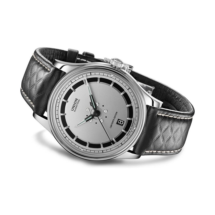 Union Glashütte Herrenuhr aus Edelstahl mit hellem Zifferblatt, drei Zeigern und schwarzem, gemustertem Lederarmband.