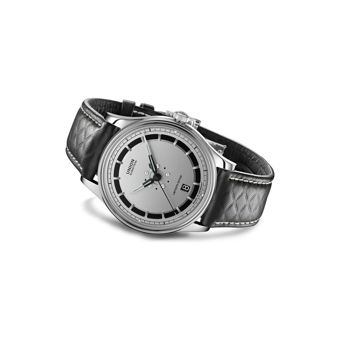 Union Glashütte Herrenuhr aus Edelstahl mit hellem Zifferblatt, drei Zeigern und schwarzem, gemustertem Lederarmband.
