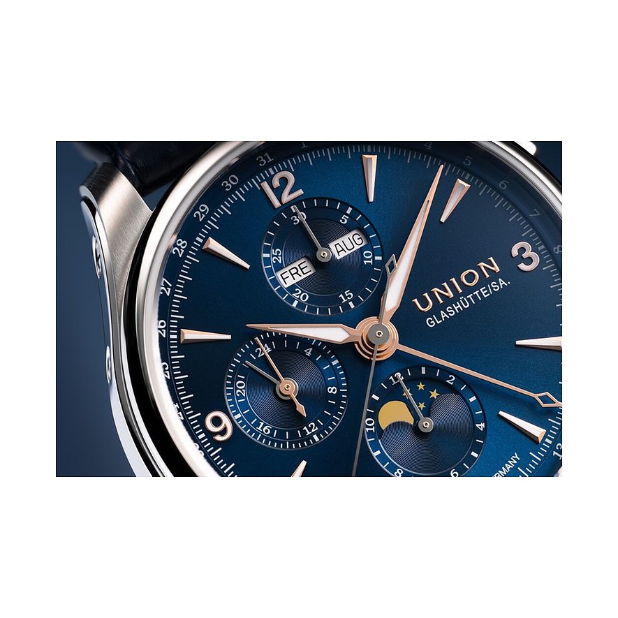 Nahaufnahme einer Union Glashütte Herrenuhr aus Edelstahl mit tiefblauem Zifferblatt und goldenen Zeigern und Indizes.