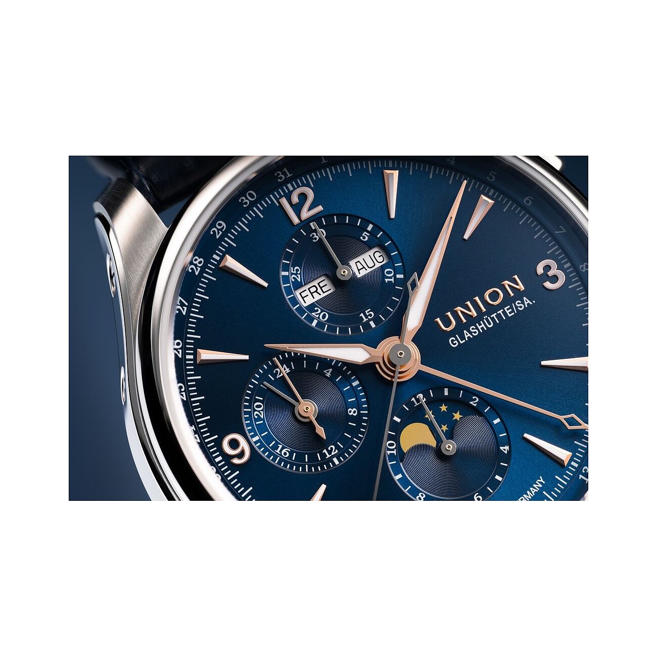 Nahaufnahme einer Union Glashütte Herrenuhr aus Edelstahl mit tiefblauem Zifferblatt und goldenen Zeigern und Indizes.