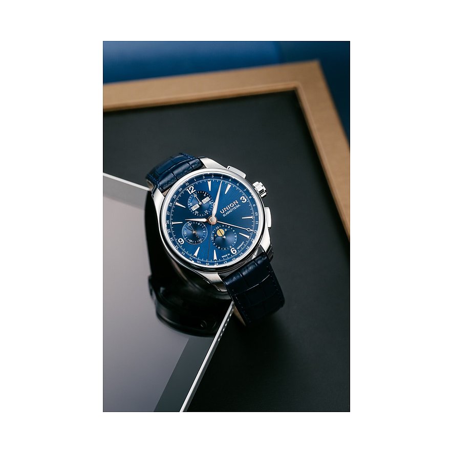Union Glashütte Herrenuhr aus Edelstahl mit blauem Zifferblatt und Lederarmband, schräg auf einem Tablet platziert.