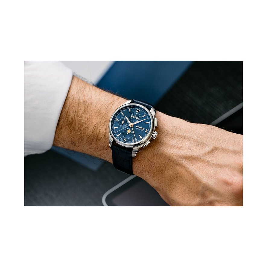 Am Handgelenk eines Mannes wird eine Union Glashütte Herrenuhr aus Edelstahl mit blauem Zifferblatt gezeigt.