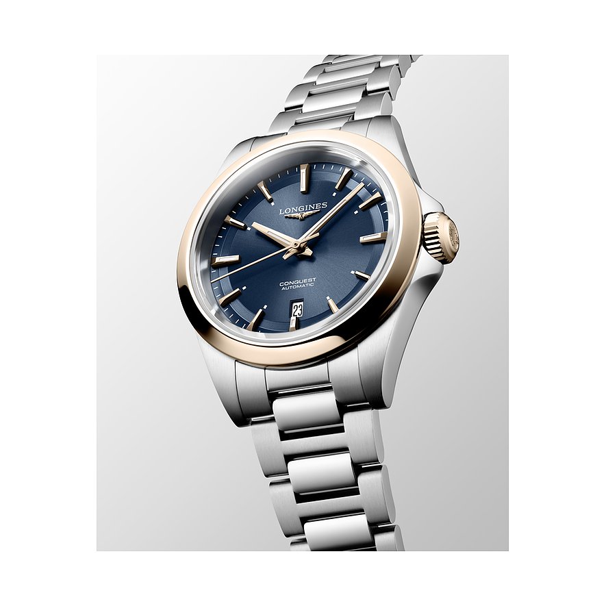 Longines Damenuhr aus Edelstahl und 750 Roségold mit blauem Zifferblatt und Datumsanzeige, schräg von oben.