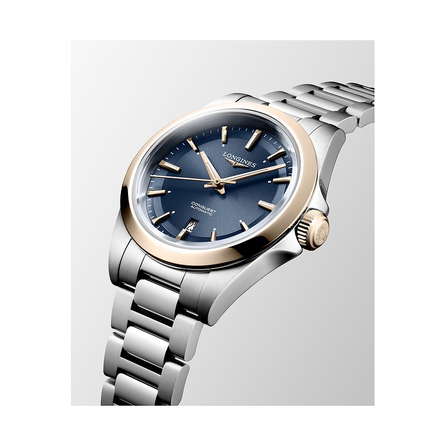 Nahaufnahme einer Longines Damenuhr aus Edelstahl und Roségold von vorne oben, mit blauem Zifferblatt.