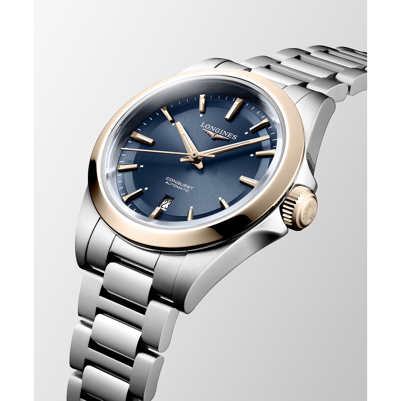 Nahaufnahme einer Longines Damenuhr aus Edelstahl und Roségold von vorne oben, mit blauem Zifferblatt.