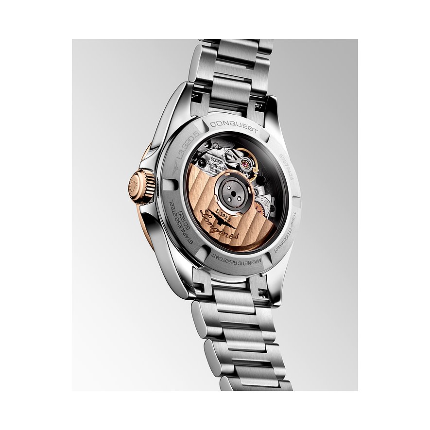 Rückseite einer Longines Damenuhr „Conquest“ aus Edelstahl und Roségold, mit sichtbarem Uhrwerk.
