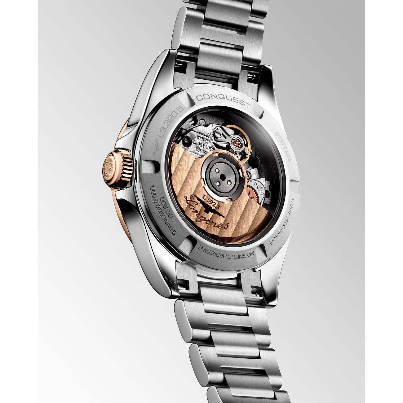 Rückseite einer Longines Damenuhr „Conquest“ aus Edelstahl und Roségold, mit sichtbarem Uhrwerk.