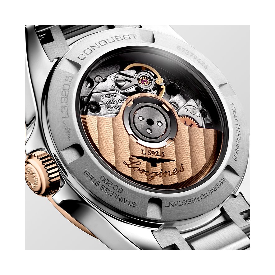 Rückseite einer Longines Damenuhr aus Edelstahl und Roségold mit Blick auf das Uhrwerk.