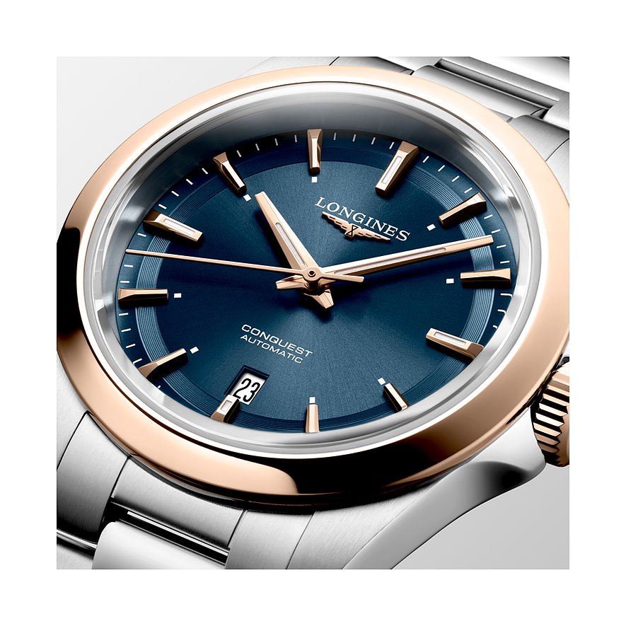 Nahaufnahme einer Longines Damenuhr aus Edelstahl und Roségold mit tiefblauem Zifferblatt und Datumsanzeige.