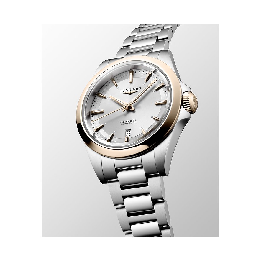 Nahaufnahme der Longines Damenuhr aus Edelstahl und 750er Gelbgold mit gelbgoldener Lünette und Krone.