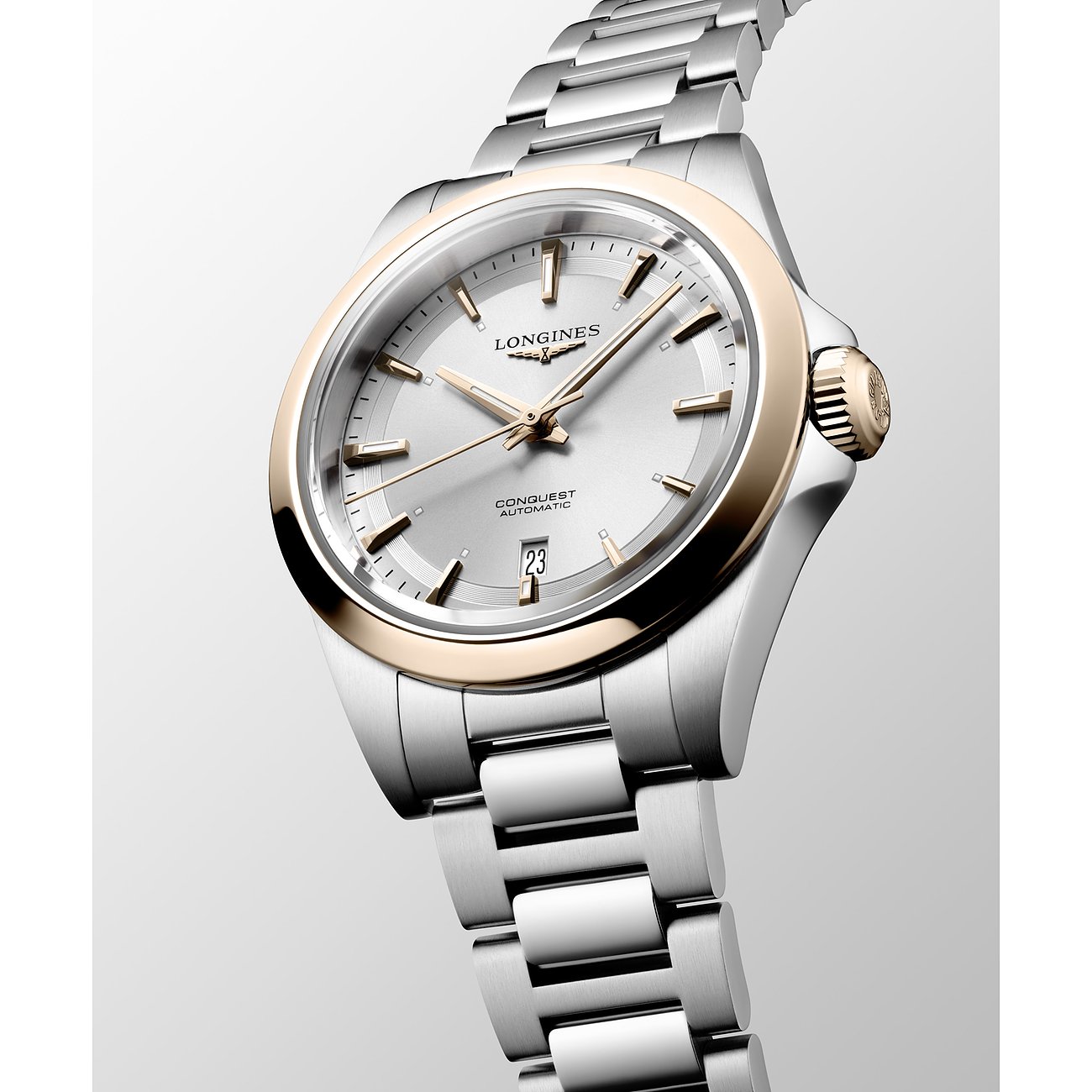 Nahaufnahme der Longines Damenuhr aus Edelstahl und 750er Gelbgold mit gelbgoldener Lünette und Krone.