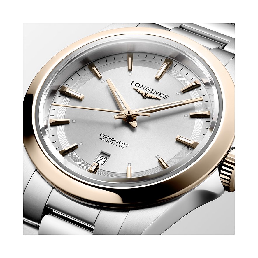 Nahaufnahme einer Longines Damenuhr „Conquest Automatic“ aus Edelstahl und 750er Gelbgold mit hellem Zifferblatt.