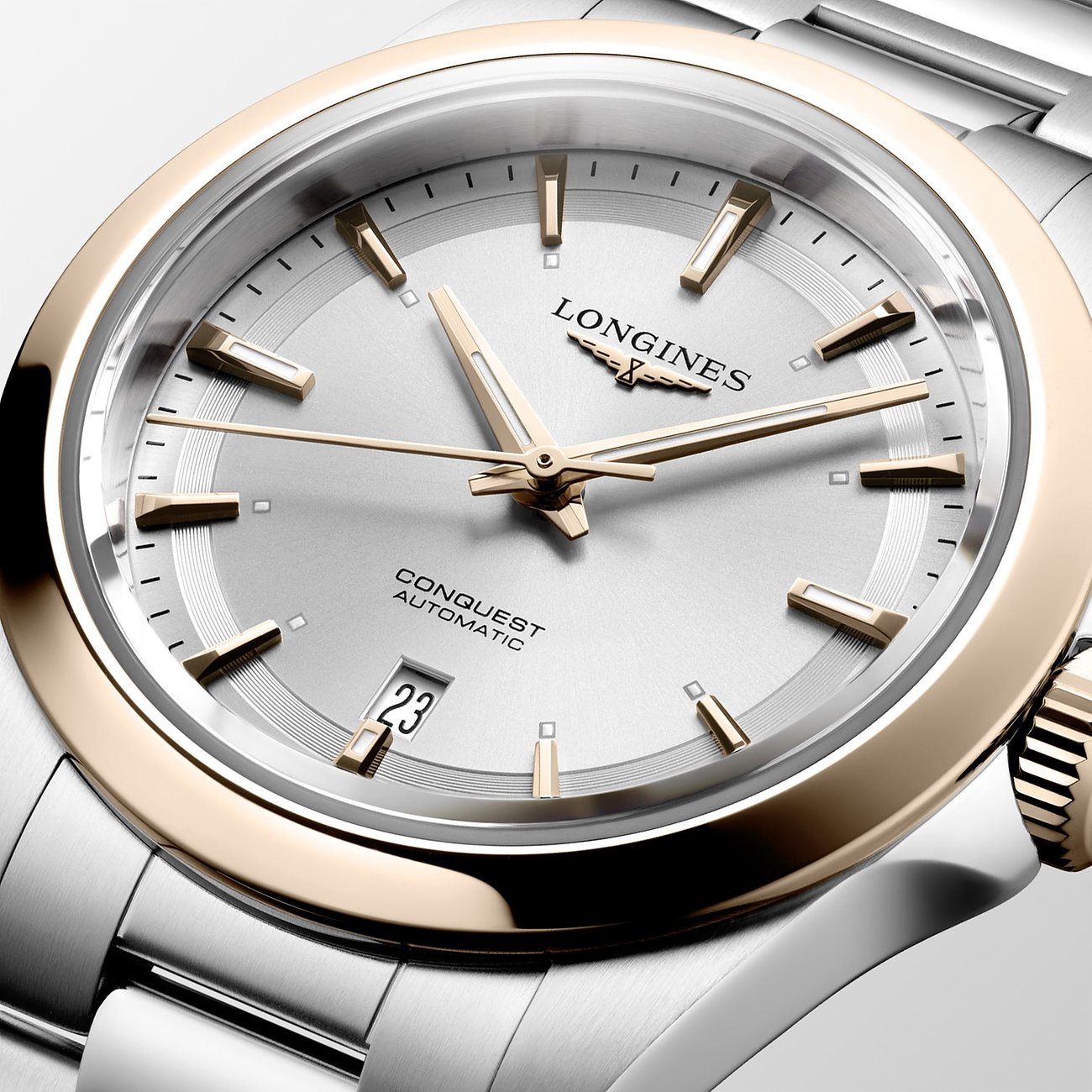 Nahaufnahme einer Longines Damenuhr „Conquest Automatic“ aus Edelstahl und 750er Gelbgold mit hellem Zifferblatt.
