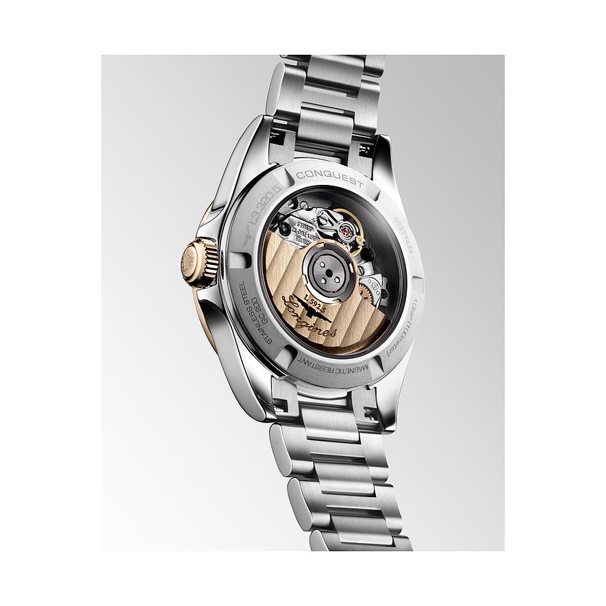 Rückseite einer Longines Damenuhr aus Edelstahl und Gelbgold mit freiliegendem Uhrwerk, Seitenansicht.