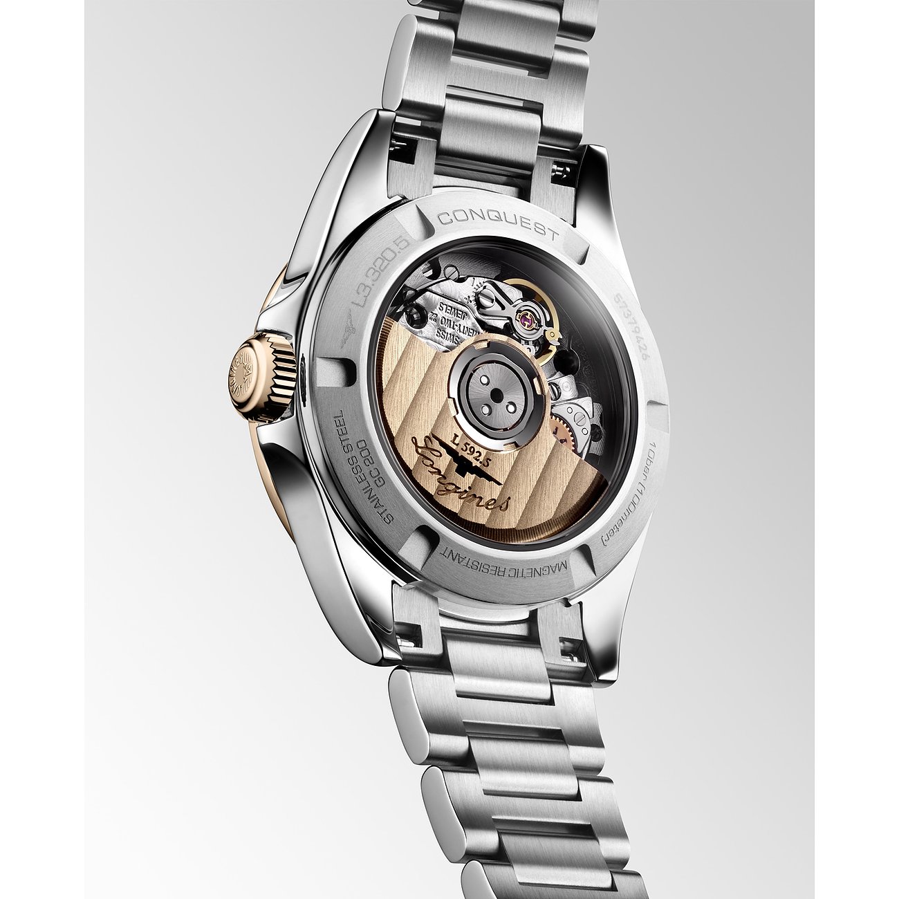 Rückseite einer Longines Damenuhr aus Edelstahl und Gelbgold mit freiliegendem Uhrwerk, Seitenansicht.