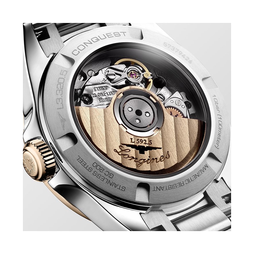 Rückseite einer Longines Damenuhr aus Edelstahl und Gelbgold, mit offenem Uhrwerk und Longines Gravur.