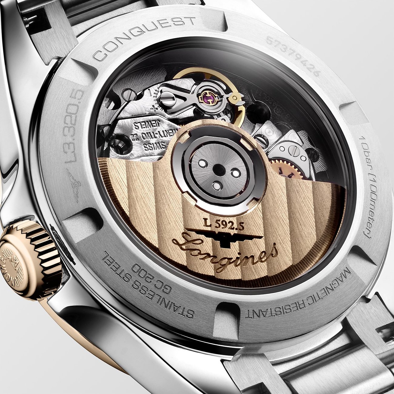 Rückseite einer Longines Damenuhr aus Edelstahl und Gelbgold, mit offenem Uhrwerk und Longines Gravur.