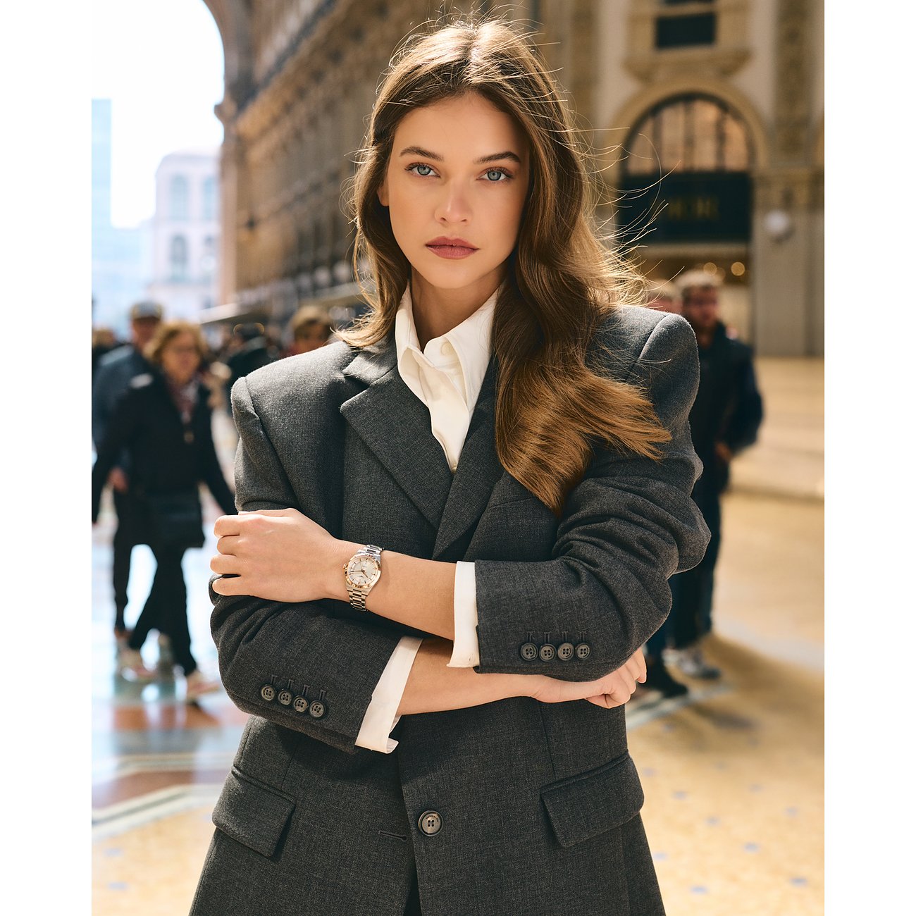 Longines Damenuhr aus Edelstahl und Gelbgold mit bicolor-Armband und weißem Zifferblatt.