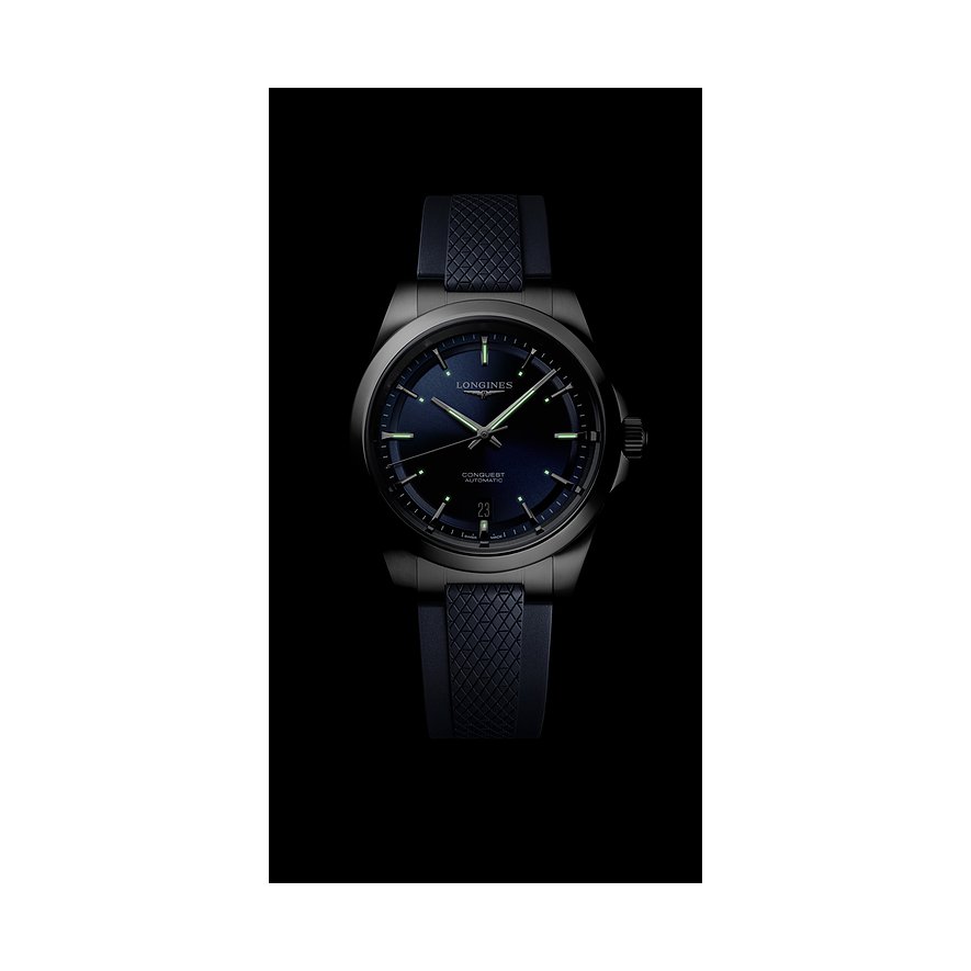 Nahaufnahme einer Longines Herrenuhr aus Edelstahl mit dunklem Zifferblatt und schwarzem Kautschukarmband.