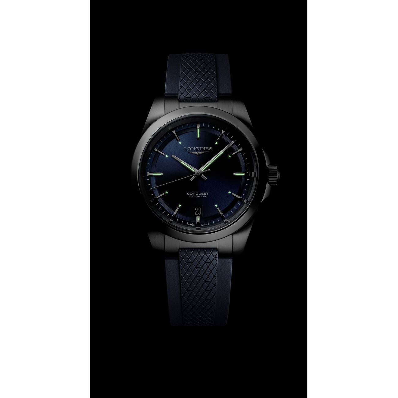 Nahaufnahme einer Longines Herrenuhr aus Edelstahl mit dunklem Zifferblatt und schwarzem Kautschukarmband.
