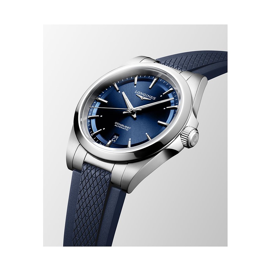 Die Herrenuhr von Longines aus Edelstahl ist mit einem blauen Zifferblatt und einem blauen Kautschukarmband ausgestattet.