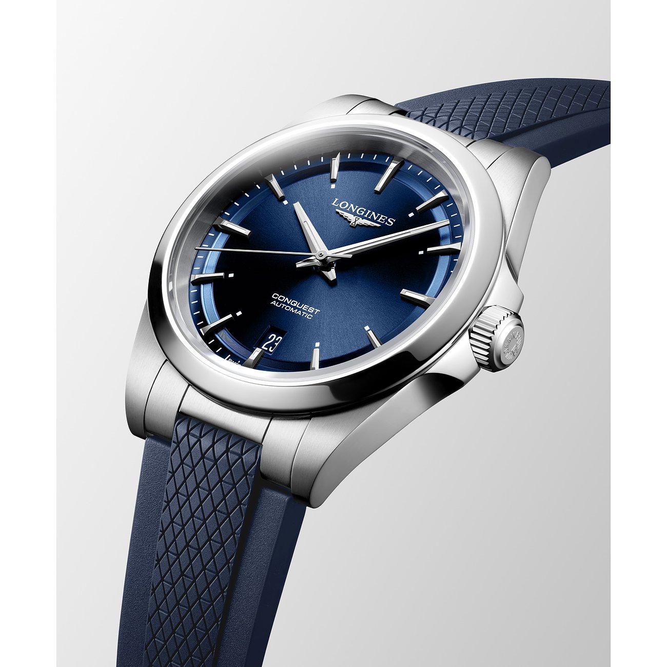Die Herrenuhr von Longines aus Edelstahl ist mit einem blauen Zifferblatt und einem blauen Kautschukarmband ausgestattet.