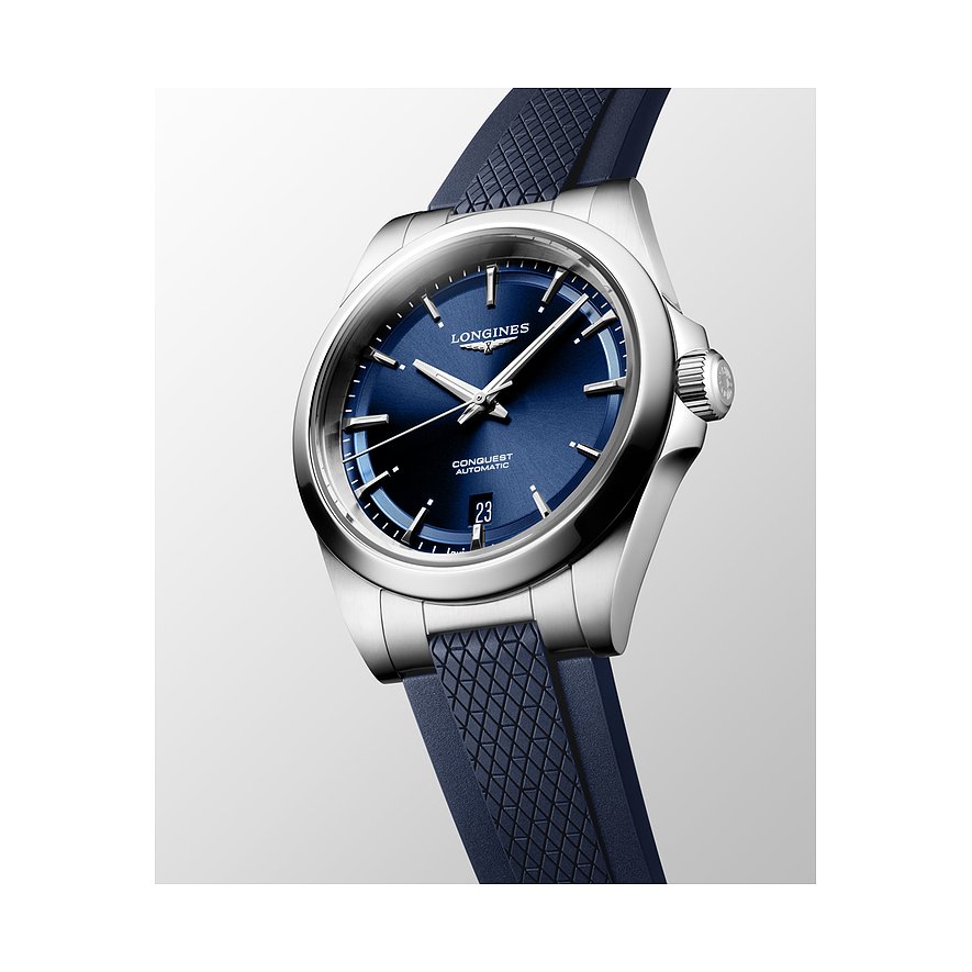 Nahaufnahme der Longines Herrenuhr aus Edelstahl, schräg von oben, mit blauem Zifferblatt und blauem Armband.