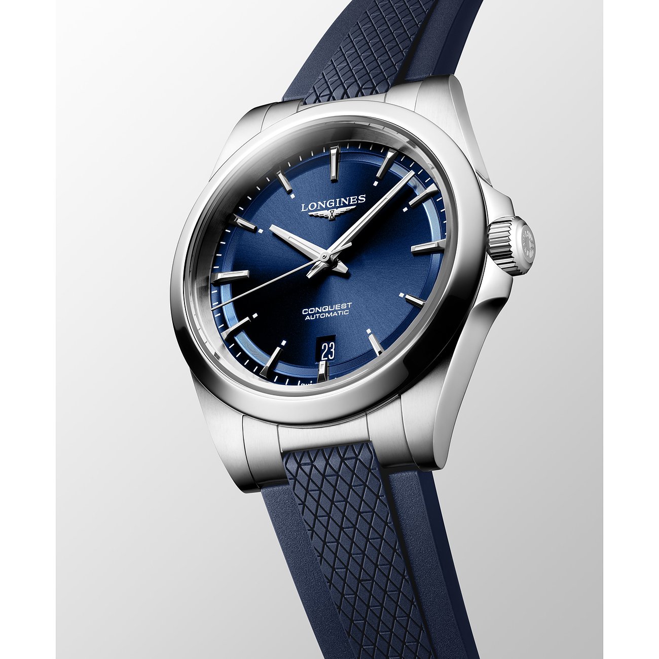 Nahaufnahme der Longines Herrenuhr aus Edelstahl, schräg von oben, mit blauem Zifferblatt und blauem Armband.