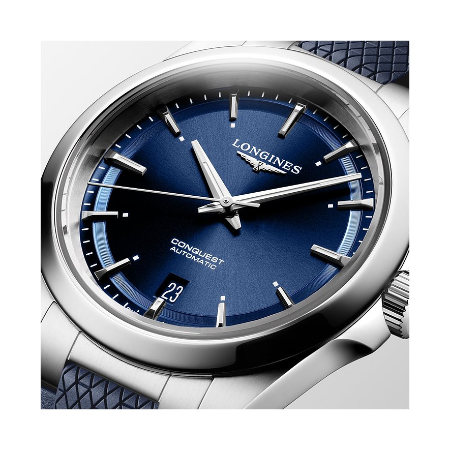 Nahaufnahme der Longines Herrenuhr aus Edelstahl mit marineblauem Zifferblatt und Datum bei 6 Uhr.