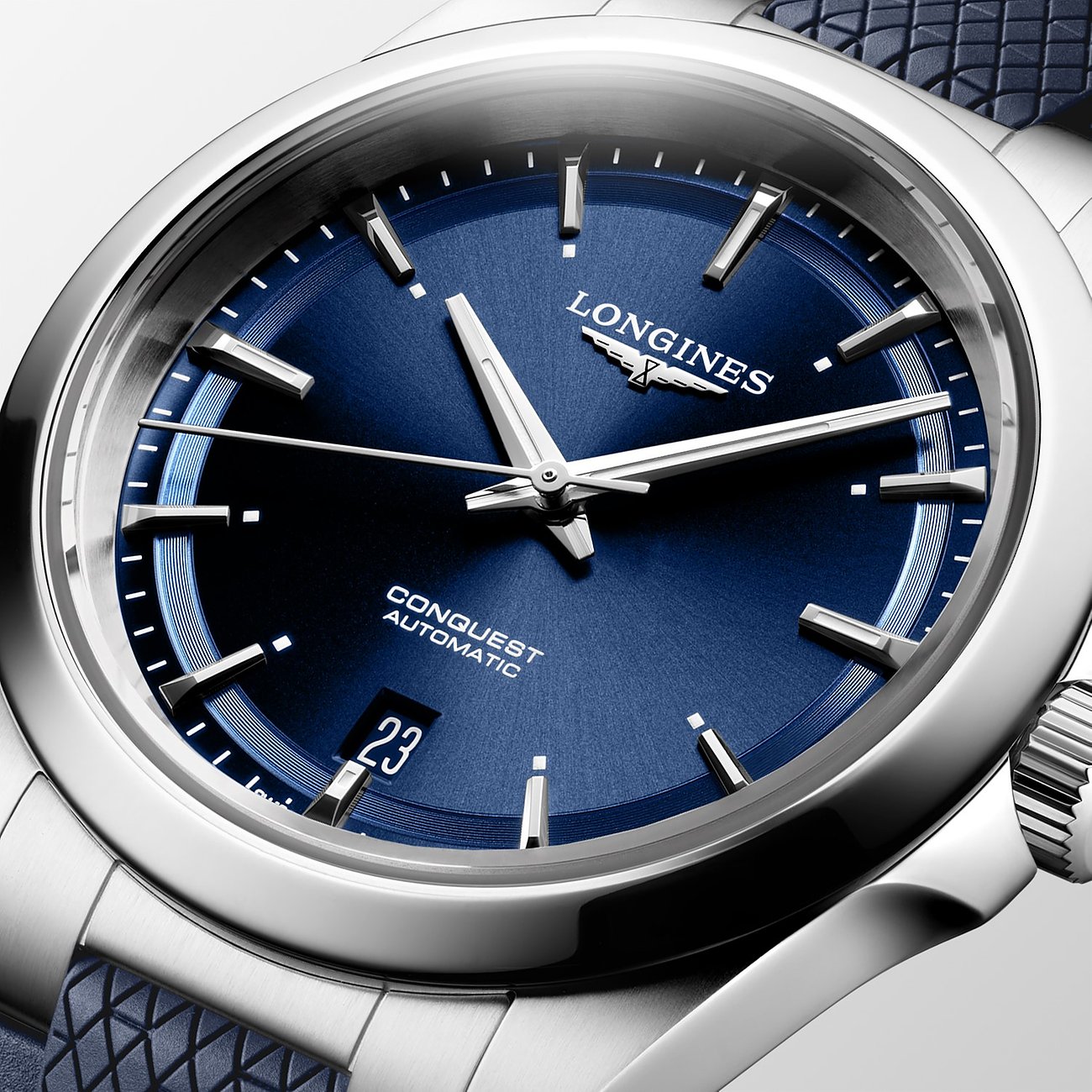 Nahaufnahme der Longines Herrenuhr aus Edelstahl mit marineblauem Zifferblatt und Datum bei 6 Uhr.