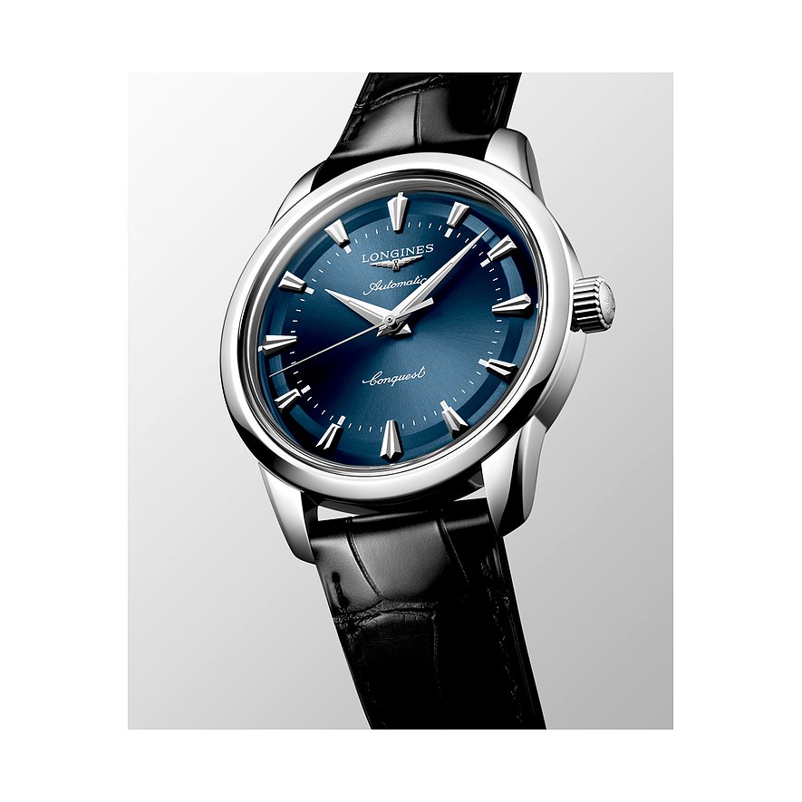 Nahaufnahme einer Longines Herrenuhr aus Edelstahl mit marineblauem Zifferblatt und schwarzem Lederarmband.