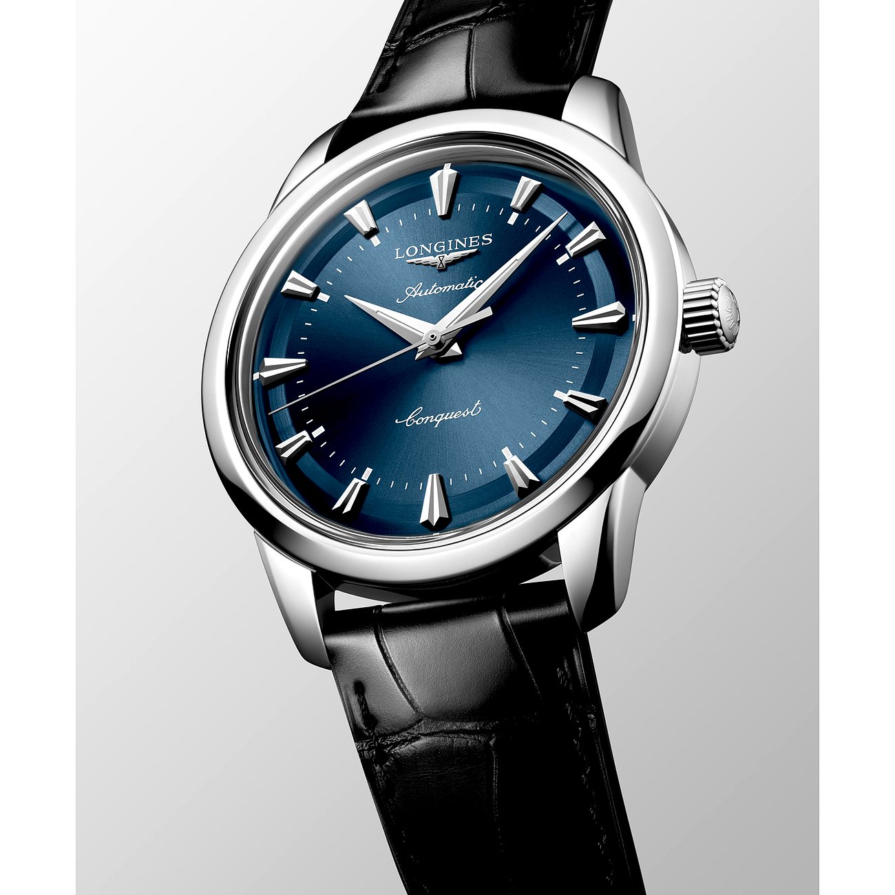 Nahaufnahme einer Longines Herrenuhr aus Edelstahl mit marineblauem Zifferblatt und schwarzem Lederarmband.