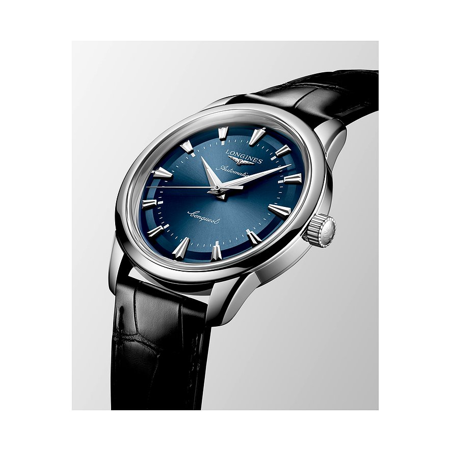 Nahaufnahme einer Longines Herrenuhr aus blauem Edelstahl mit Krokodillederarmband, schräg von oben aufgenommen.