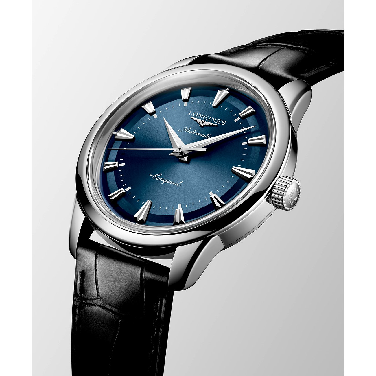 Nahaufnahme einer Longines Herrenuhr aus blauem Edelstahl mit Krokodillederarmband, schräg von oben aufgenommen.
