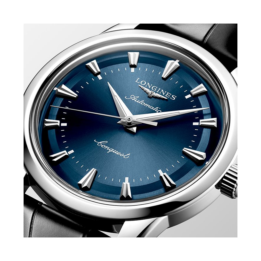 Nahaufnahme der Longines Herrenuhr aus Edelstahl mit einem blauen Zifferblatt und silberfarbenen Indexen und Zeigern.