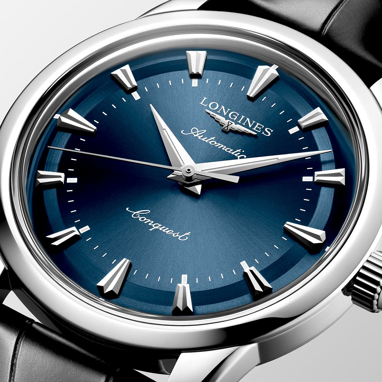 Nahaufnahme der Longines Herrenuhr aus Edelstahl mit einem blauen Zifferblatt und silberfarbenen Indexen und Zeigern.